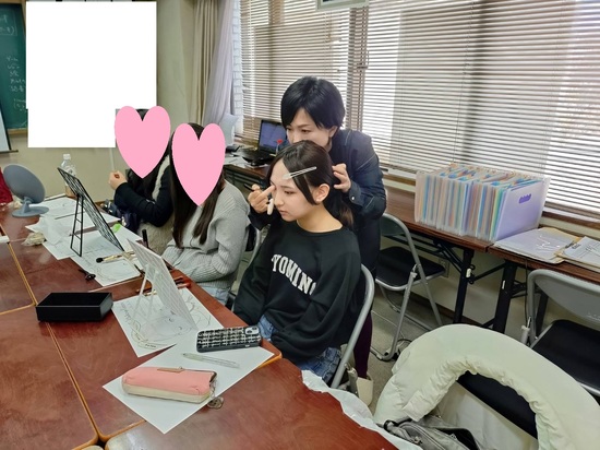 メイクに関する特別授業を実施しました!